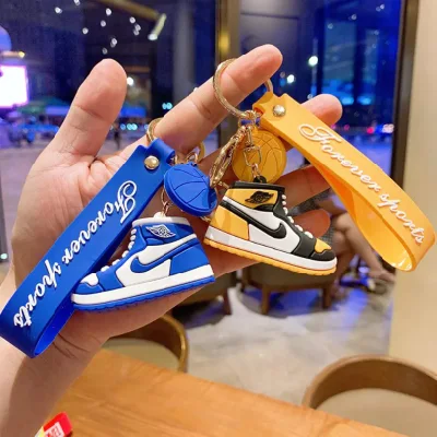Vendita calda di marca Mini 3D Aj Shoe Air Portachiavi Sneaker Ciondolo Scarpe sportive Portachiavi per bambola Accessorio per chiave per auto in PVC